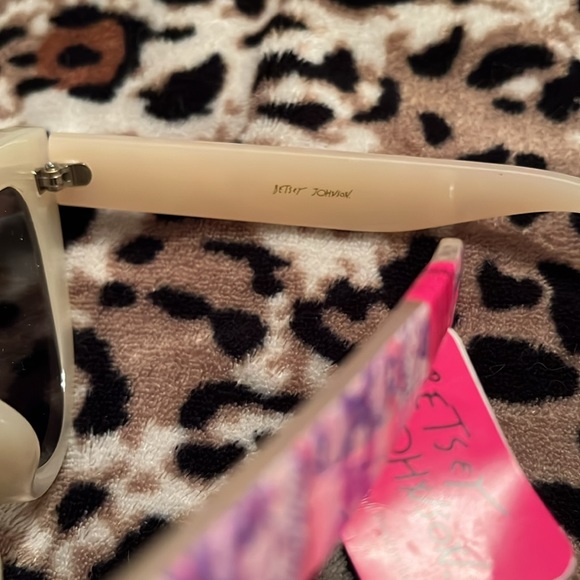 Betsey Johnson Cat Eye w/Bling - Picture 5 of 5